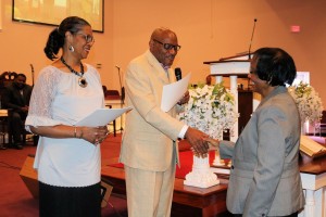 First Baptist Church of Carrollton Pastor Bradley Bell and his wife, Lorie, present church member Nettie Geter with a certificate for completing Get Healthy, Live Well’s Living Well with Chronic Disease program.